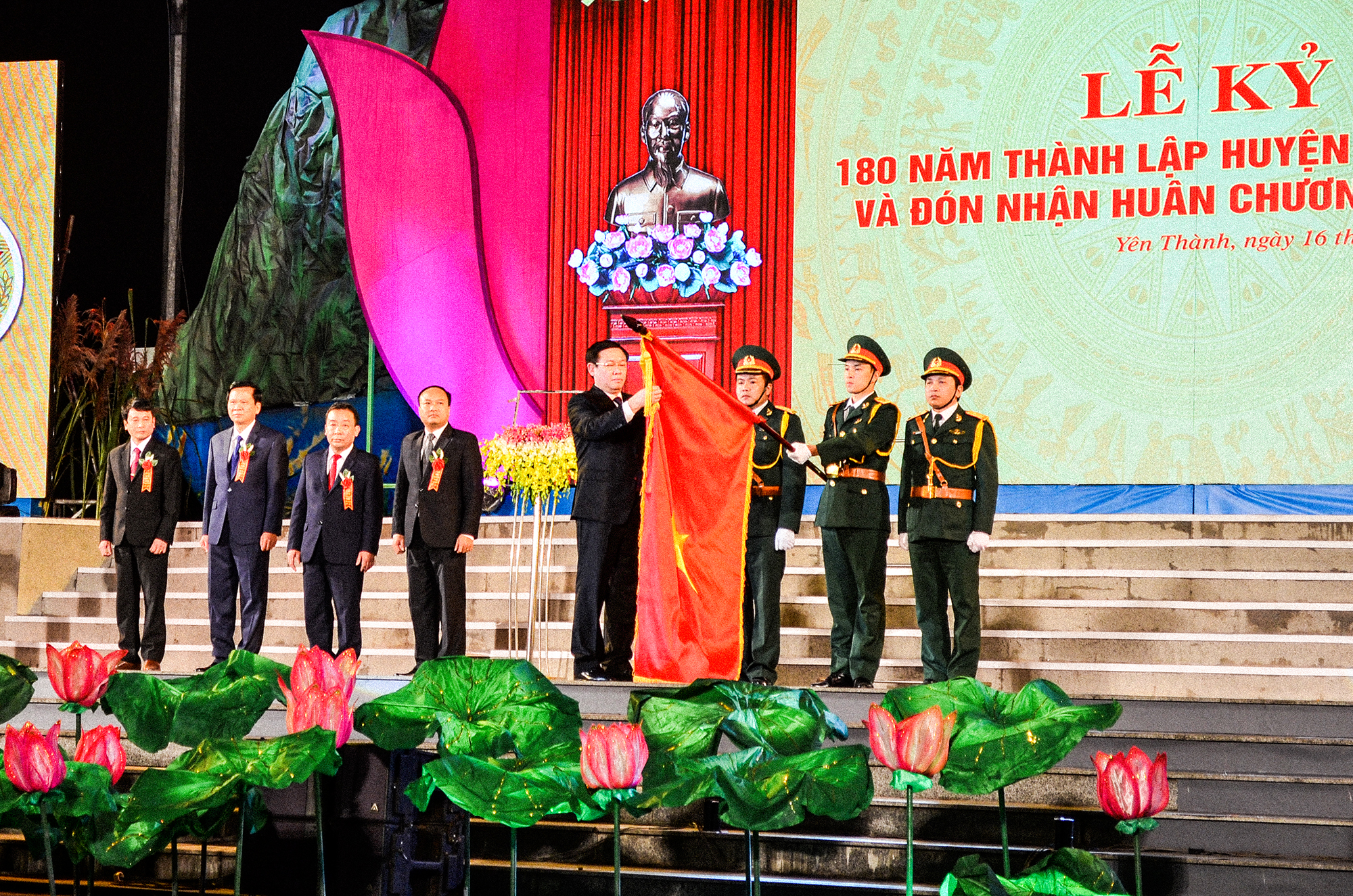 Phó Thủ tướng Vương Đình Huệ tặng Huân chương Lao động hạng Nhất cho Đảng bộ, chính quyền và nhân dân huyện Yên Thành