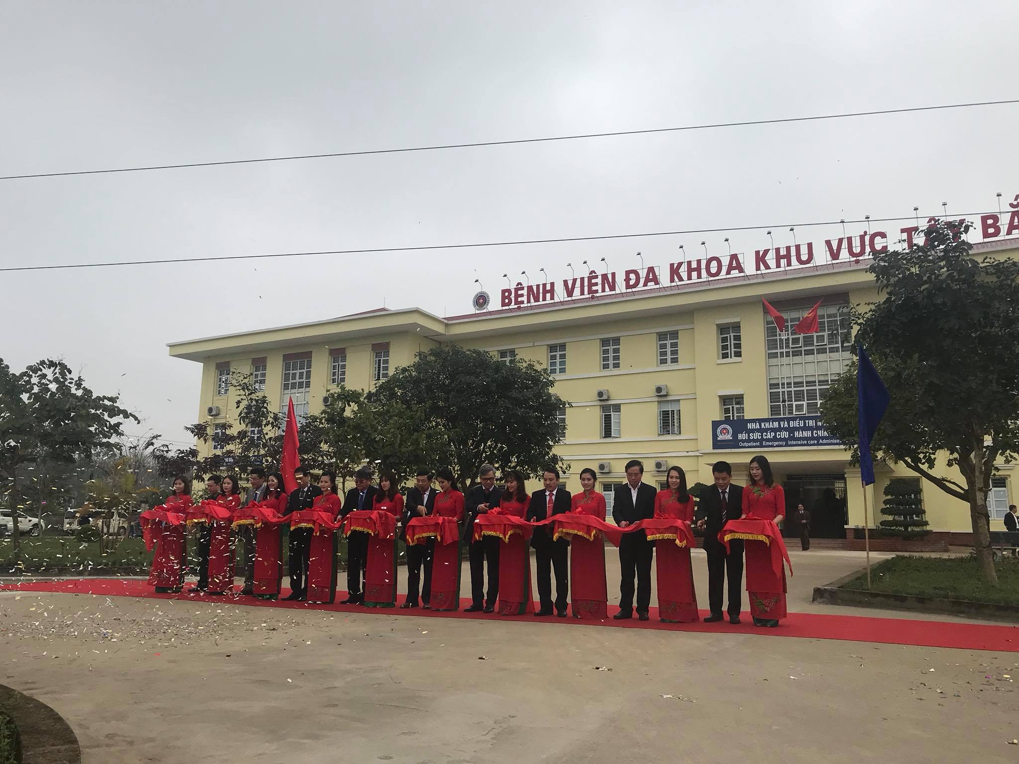 Các đại biểu cắt băng khai trương trụ sở mới Bệnh viện Đa khoa Khu vực Tây Bắc