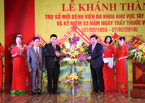 Lãnh đạo tỉnh Nghệ An tặng hoa chúc mừng tập thể y, bác sĩ Bệnh viện Đa khoa Khu vực Tây Bắc nhân dịp đưa trụ sở mới vào hoạt động và Kỷ niệm Ngày Thầy thuốc Việt Nam 27-2.