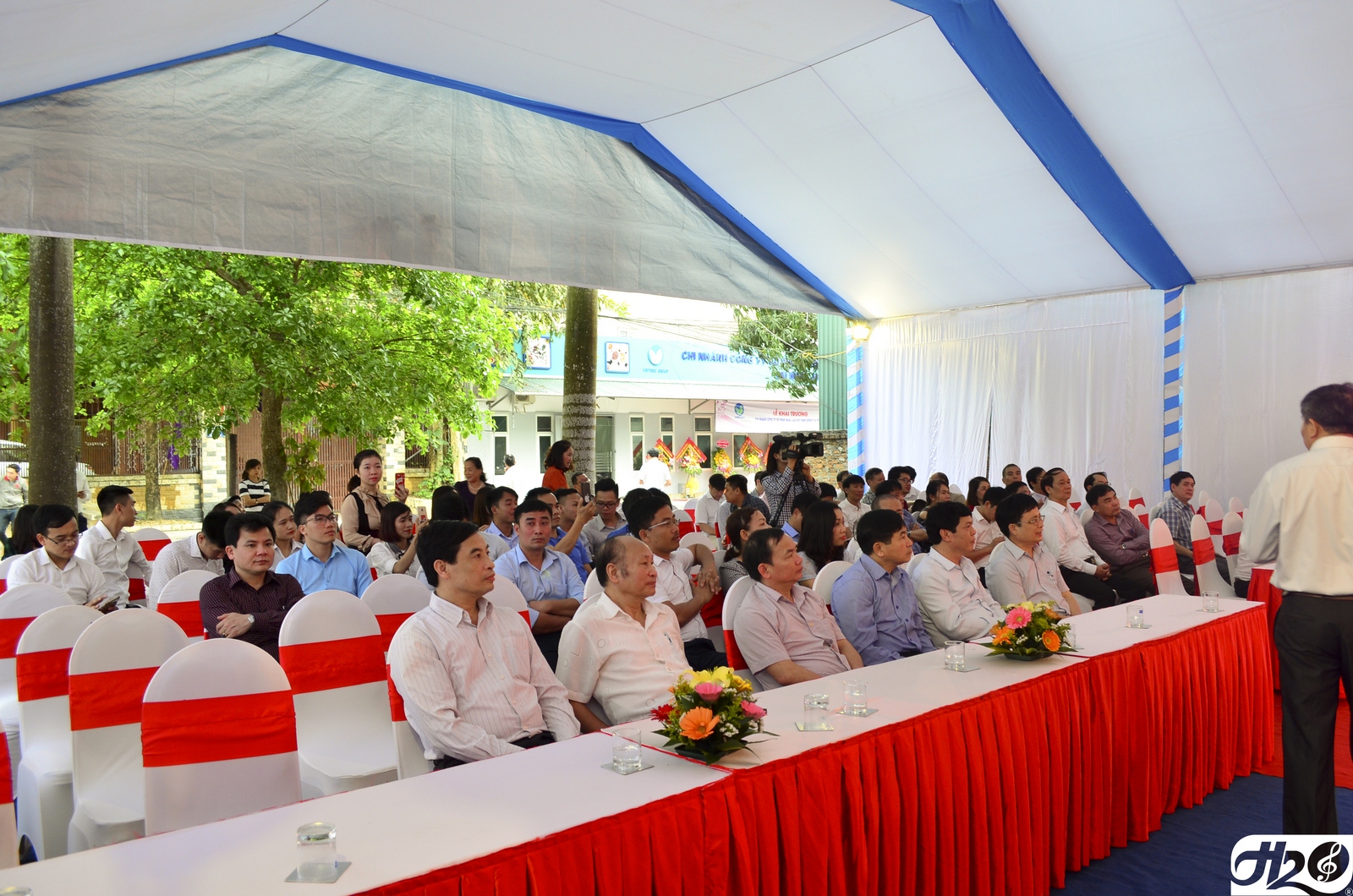 Các đại biểu tham gia buổi lễ khai trương