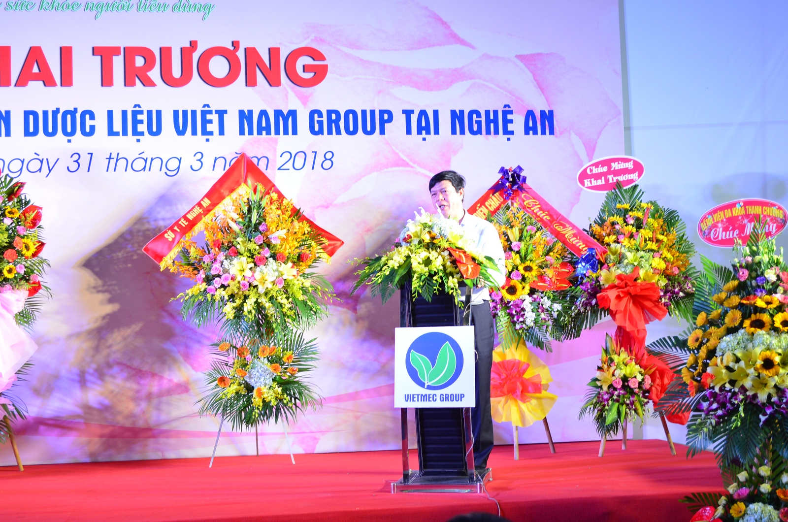 Dược sĩ chuyên khoa 2 - Trần Minh Tuệ - Phó Giám Đốc Sở Y Tế Nghệ An lên phát biểu chúc mừng