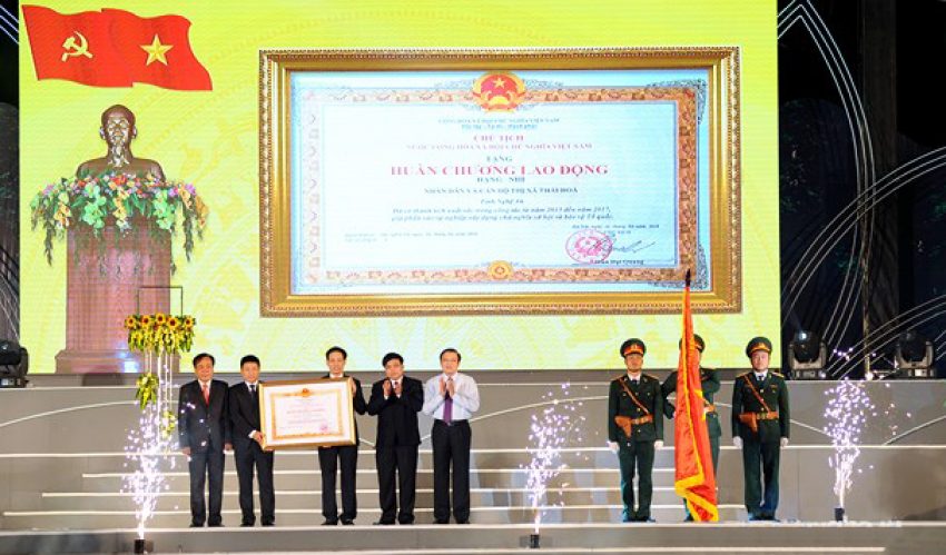 Đồng chí Phan Đình Trạc trao Huân chương Lao động hạng Nhì của Chủ tịch nước tặng thưởng cho thị xã Thái Hòa