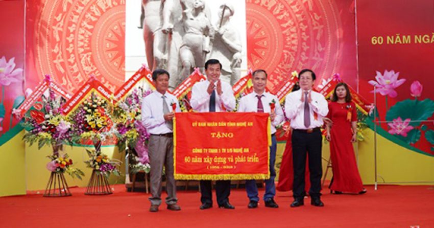 Phó chủ tịch Đinh Viết Hồng trao tặng bức trướng của UBND tỉnh