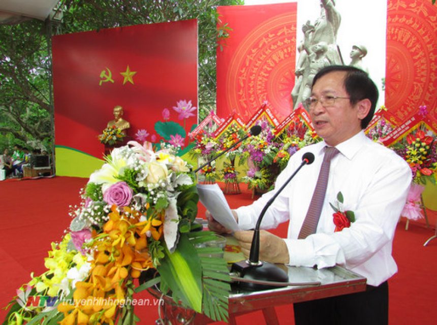Phó Chủ tịch UBND tỉnh Đinh Viết Hồng biểu dương những kết quả mà đơn vị đã đạt được trong 60 năm qua
