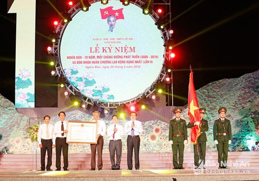 Đồng chí Phan Đình Trạc trao Huân chương Lao động hạng Nhất (lần 2) cho Đảng bộ và nhân dân huyện Nghĩa Đàn (ảnh: Đức Anh)