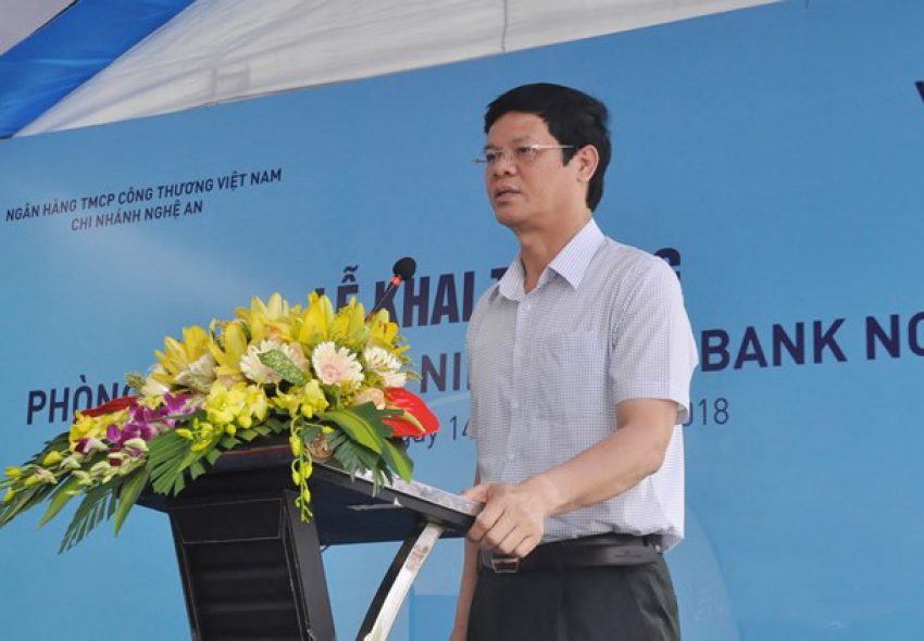 Phó Chủ tịch UBND tỉnh Lê Xuân Đại phát biểu chúc mừng Vietinbank khai trương phòng giao dịch Lê Nin