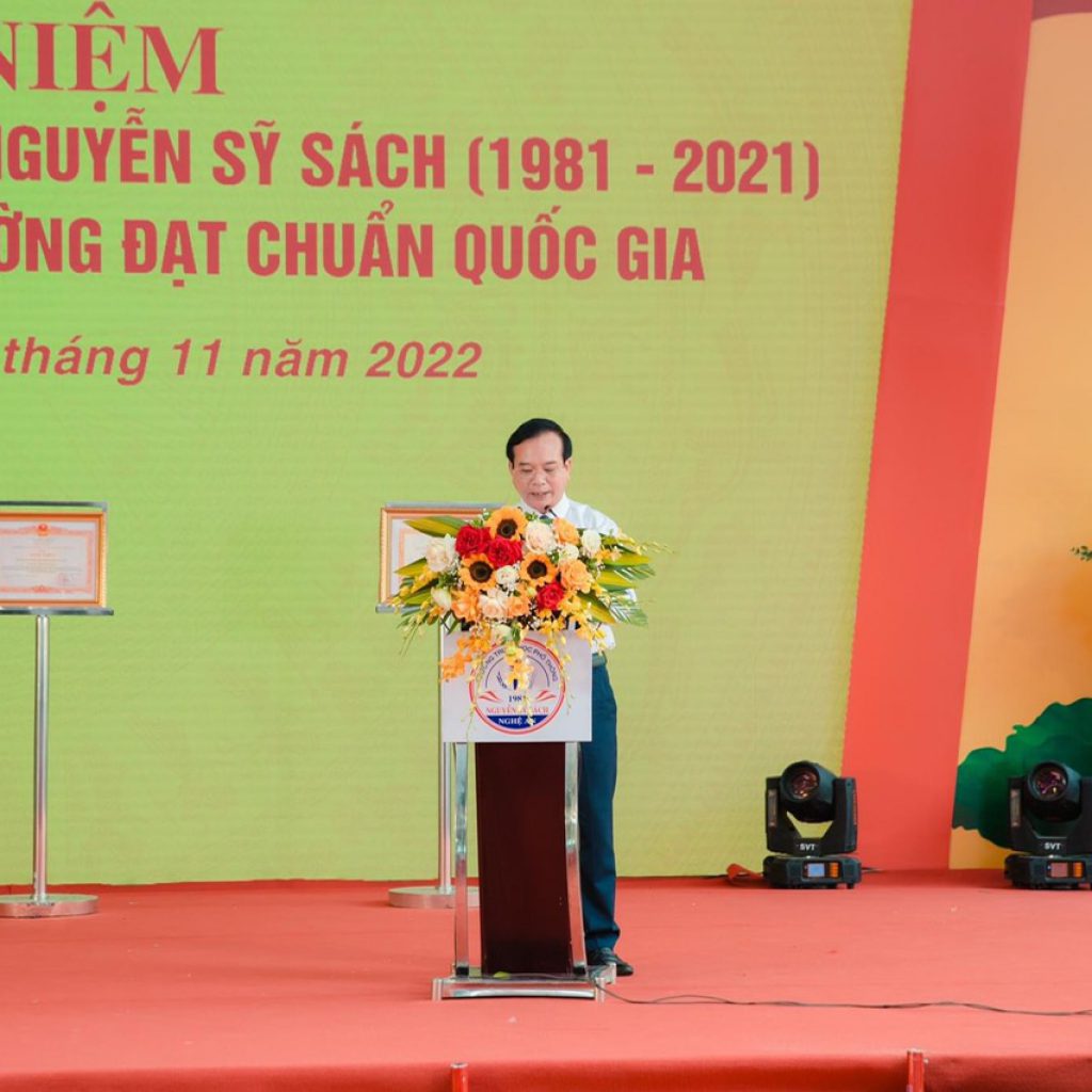 Ông Trần Đình Hiền - Hiệu trưởng trường THPT Nguyễn Sỹ Sách đọc diễn văn khai mạc