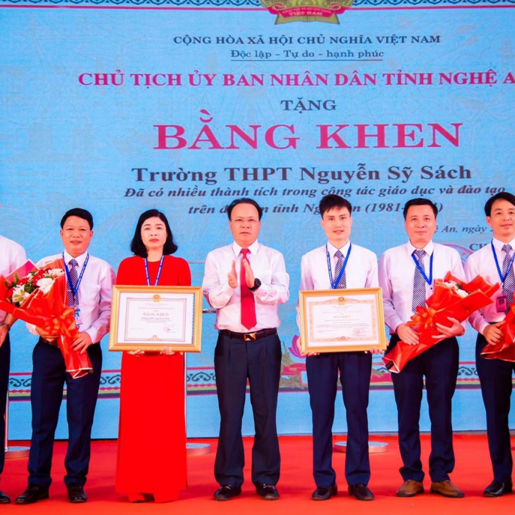 Ông Nguyễn Nam Đình - Ủy viên Ban Thường vụ Tỉnh ủy, Phó chủ tịch HĐND trao tặng bằng khen của UBND tỉnh Nghệ An 