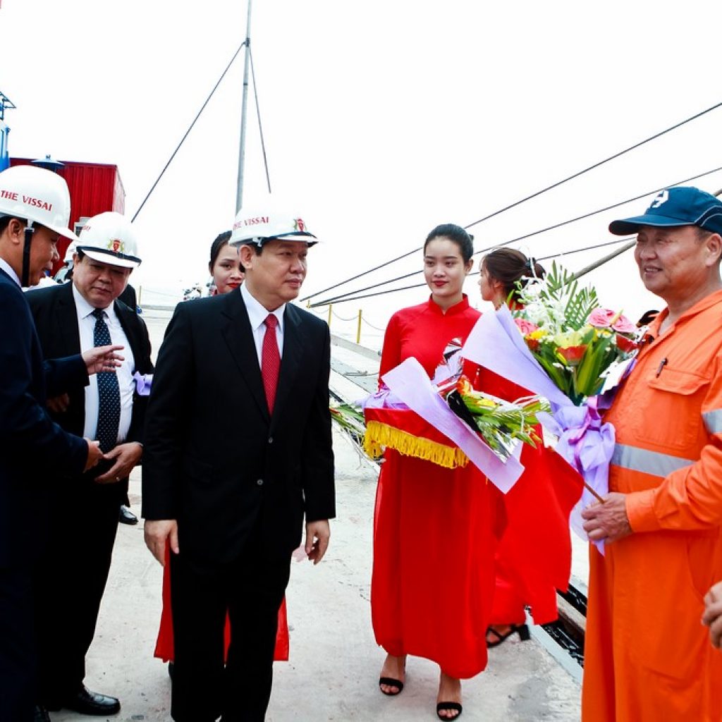 Phó Thủ tướng Vương Đình Huệ tham chào đón đoàn thủy thủ tàu 63.000 tấn cập cảng Vissai