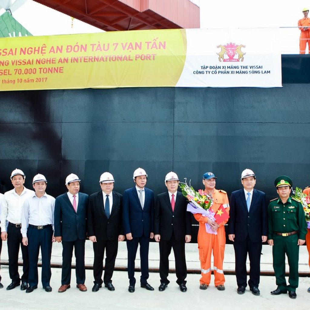 Các đồng chí lãnh đạo Trung ương, lãnh đạo tỉnh Nghệ An và chủ đầu tư tặng hoa thủy thủ tàu biển Vancouver vừa cập cảng.