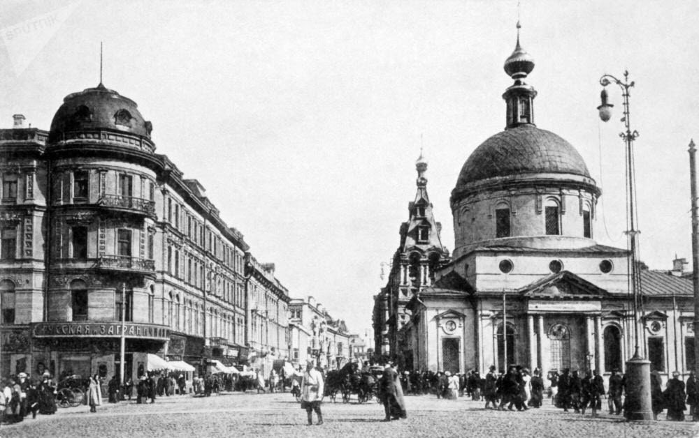 Những cột đèn điện đầu tiên tại Quảng trường Đỏ ở Moscow năm 1896 
