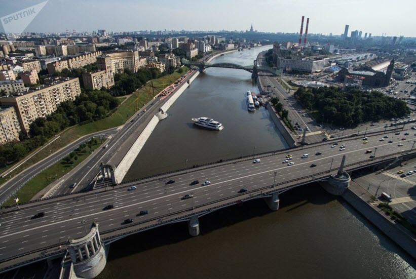 Cầu Borodinsky bắc qua sông Moscow năm 2016