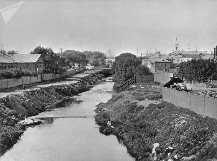 Tầm nhìn ra sông Yauza từ cầu Vysokoyauzsky ở Moscow vào những năm 1880 