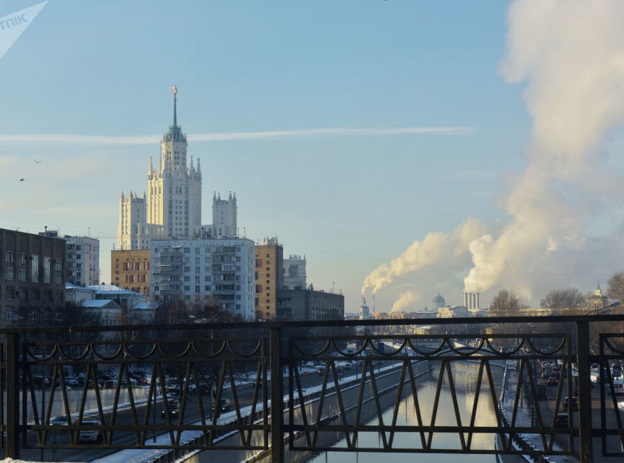 Tầm nhìn ra sông Yauza từ cầu Vysokoyauzsky ở Moscow năm 2016