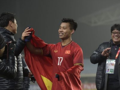 Cú đá phạt đền và màn ăn mừng lạnh lùng của Văn Thanh (số 17) là biểu tượng cho bản lĩnh vượt khó của U23 Việt Nam.
