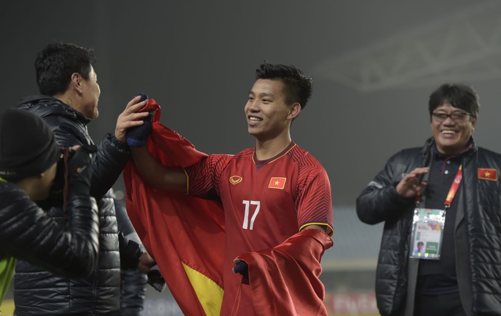Cú đá phạt đền và màn ăn mừng lạnh lùng của Văn Thanh (số 17) là biểu tượng cho bản lĩnh vượt khó của U23 Việt Nam.