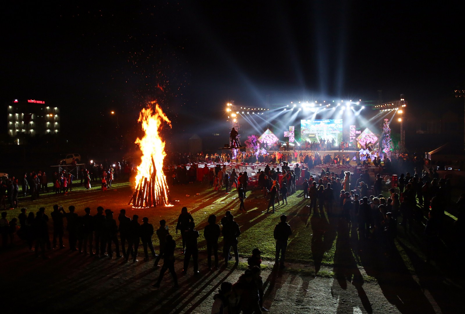Toàn cảnh Đêm hội Sắc xuân miền Tây 2018 và công bố di sản văn hóa phi vật thể quốc gia lễ Xăng Khan. 