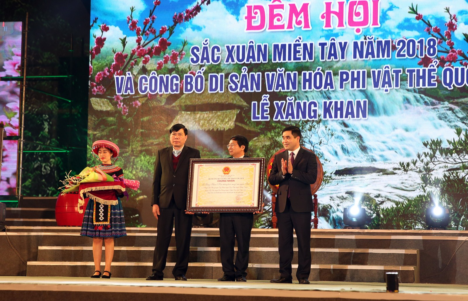 Đồng chí Phạm Định Phong - Cục phó Cục Di sản Văn hóa trao giấy chứng nhận công nhận lễ Xăng Khan là di sản văn hóa phi vật thể cấp quốc gia.