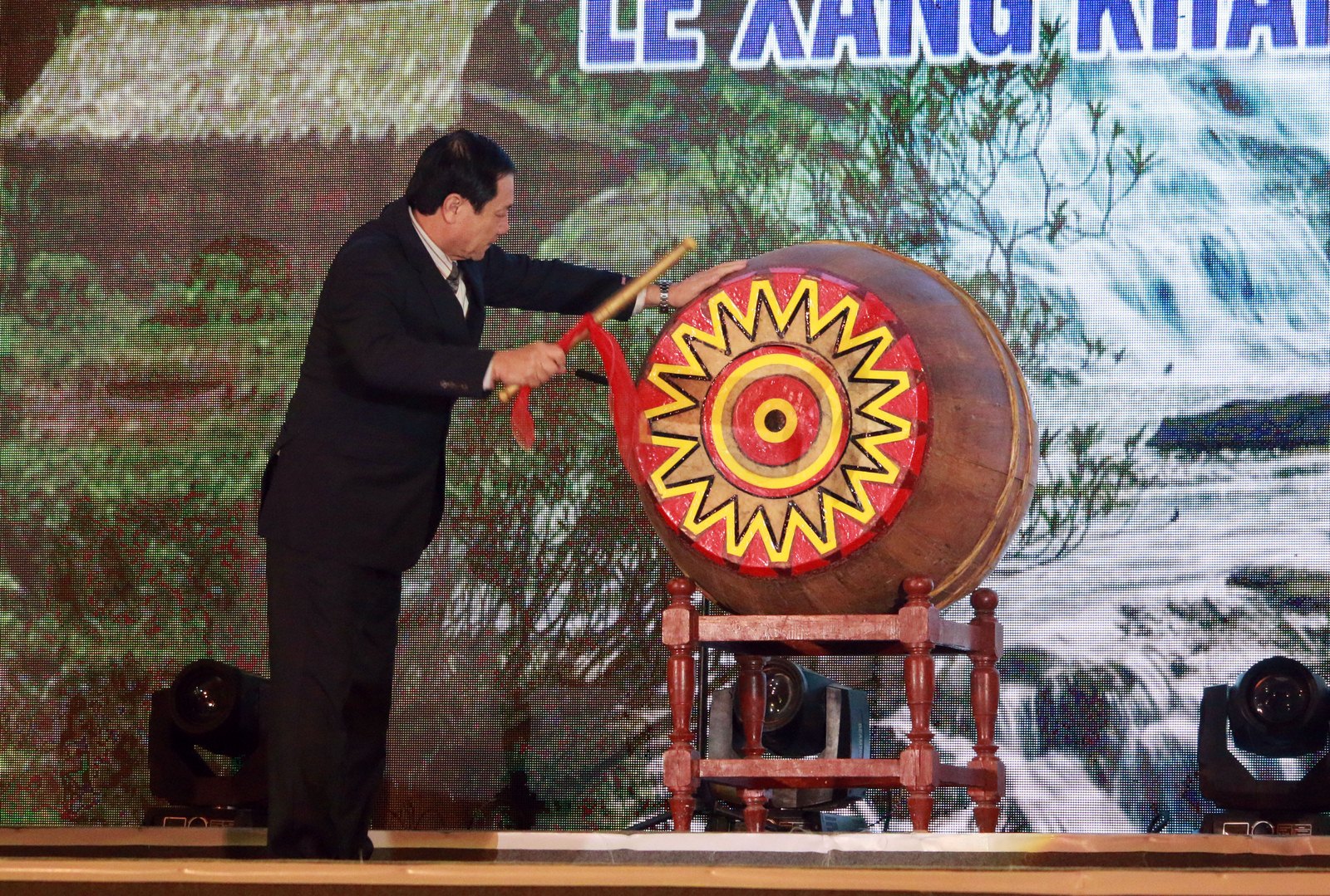 Phó Chủ tịch UBND tỉnh Lê Minh Thông đánh trống khai hội.