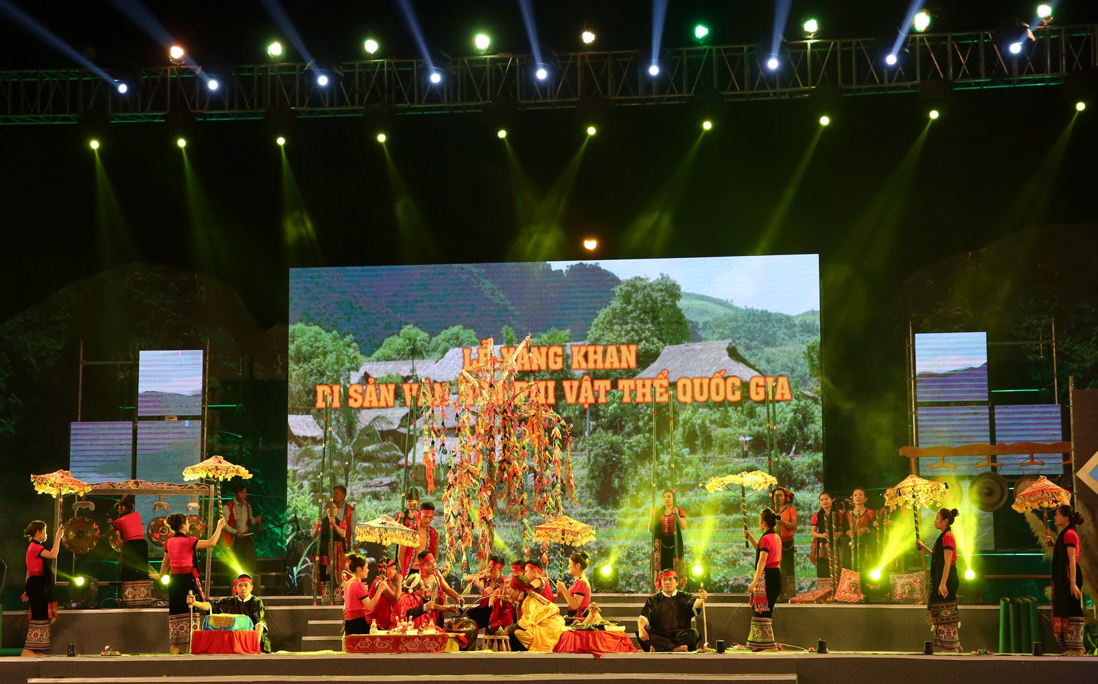 Màn trình diễn trích đoạn Lễ Xăng Khan và hòa tấu cồng chiêng khắc luống do đội Nghệ thuật quần chúng huyện Quỳ Châu biểu diễn.
