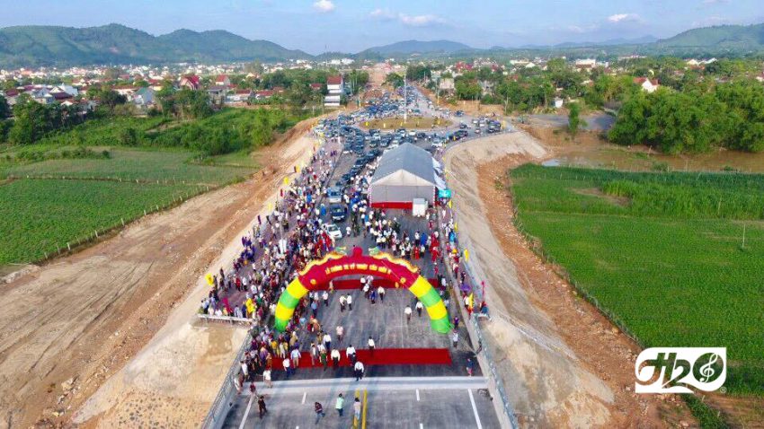 Đông đảo nhân dân thị xã Thái Hòa vui mừng dự lễ thông xe kỹ thuật cầu Hiếu II và đường hai đầu cầu