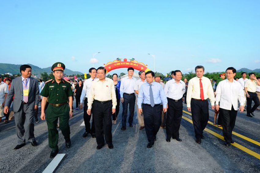 Các đồng chí lãnh đạo Trung ương, tỉnh, thị xã Thái Hòa tham quan cầu Hiếu II sau khi cắt băng thông xe kỹ thuật. Ảnh: Thành Cường