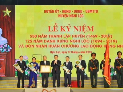 Phó Thủ tướng Chính phủ Vương Đình Huệ thay mặt lãnh đạo Đảng - Nhà nước trao tặng Huân chương Lao động hạng Nhì cho nhân dân và cán bộ huyện Nghi Lộc