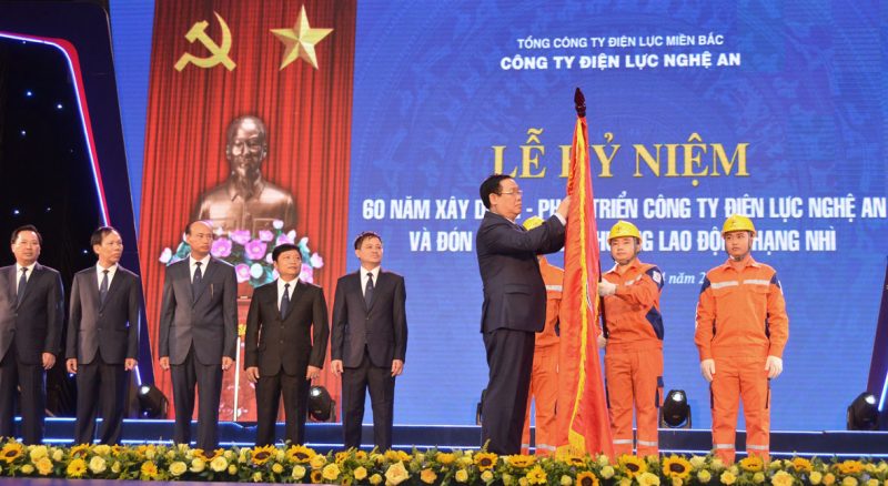 Ông Vương Đình Huệ - Ủy viên Bộ Chính trị, Phó thủ tướng Chính phủ trao Huân chương Lao động hạng Nhì cho Công ty Điện lực Nghệ An