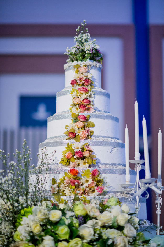 beautiful-wedding-cake-white-cake-wedding-decoration_41969-10